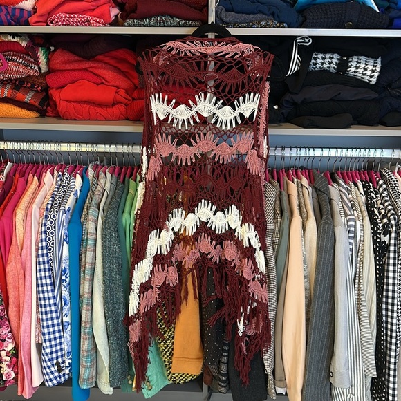 Rue21 maroon/white/pink crocheted sleeveless open front cardigan size XS - Picture 3 of 3
